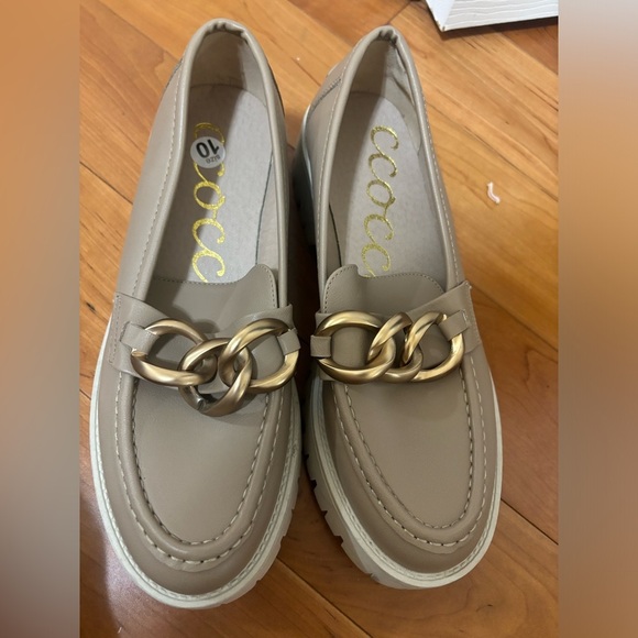 Tan chunky platform loafers with chain - Picture 2 of 3